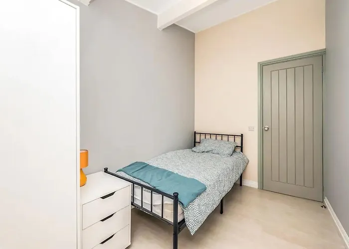 Pass The Keys Stylish Home Gardenten Mins To Central London